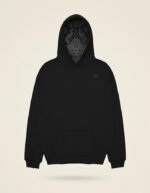 Sudadera oversize negra marca Faaia con la capucha forrada en tela damasco negra.