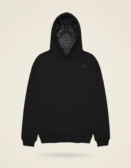 Sudadera oversize negra marca Faaia con la capucha forrada en tela damasco negra.