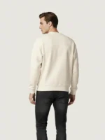 Hombre joven posando de espaldas con una sudadera blanca de la marca Faaia.