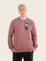 Modelo hombre joven con sudadera Faaia color burdeos con tela fallera en el pecho.