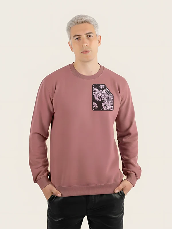 Modelo hombre joven con sudadera Faaia color burdeos con tela fallera en el pecho.