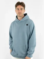 Hombre con pelo moreno joven posando con una sudadera de color citadel de la marca Faaia.