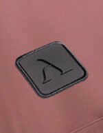 Etiqueta de microinyeccion de plástico reciclado con el icono de la marca de moda Faaia.