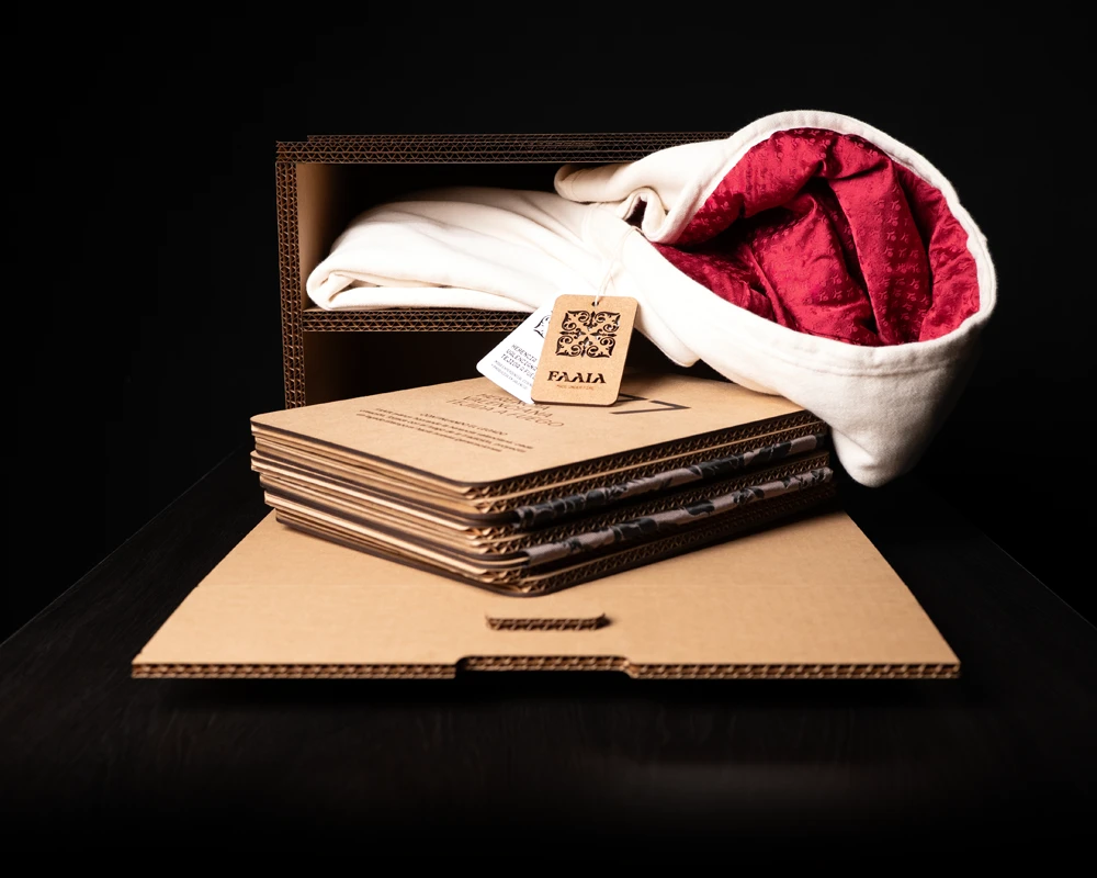 Faaia moda con esperiencias insertadas en estuches sostenibles.