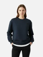 Mujer joven morena posando con una sudadera azul marino marca Faaia.