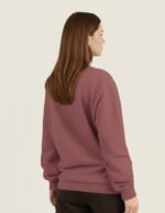 Mujer joven de espaldas con sudadera burdeos de la marca Faaia