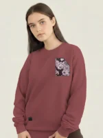 Mujer modelo joven posan do con sudadera marca Faaia color burdeos con tela fallera en el pecho