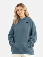 Mujer joven rubia posando con elegancia con una sudadera de color citadel de la marca Faaia.