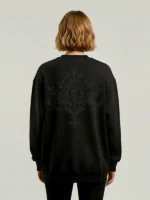 Mujer de espaldas posando con una sudadera negra marca Faaia.