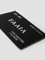 Parche en perspectiva de la marca Faaia de color negro y el texto en blanco.