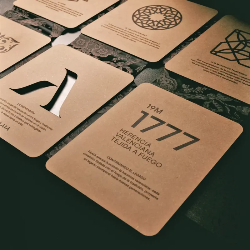 Plegador de madera con tela fallera de la marca de moda Faaia Valencia.