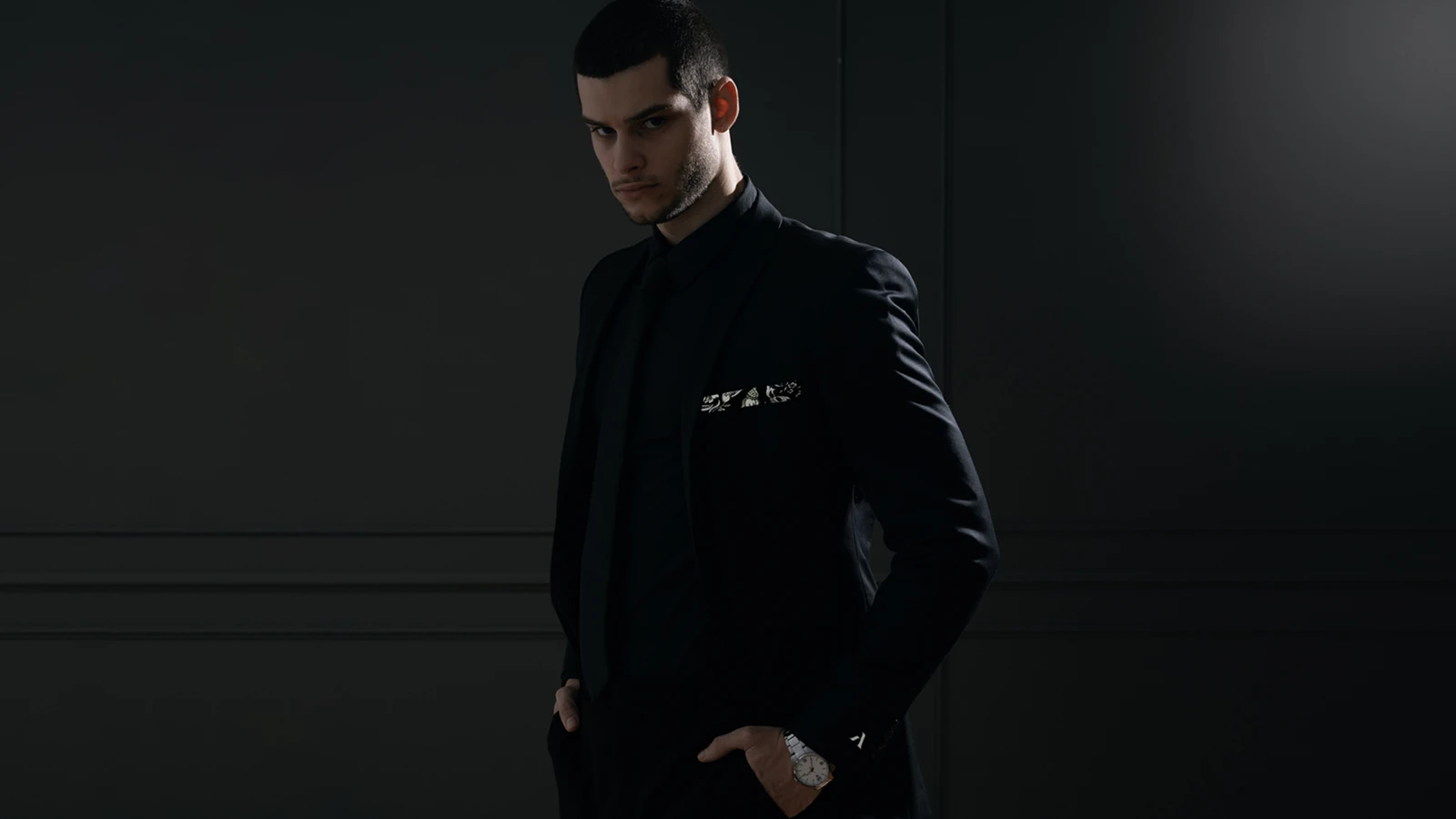 Hombre modelo joven con chaqueta americana negra marca Faaia