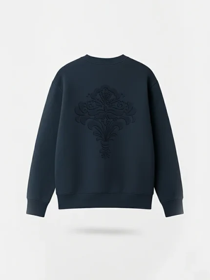 Sudadera azul marino Faaia con damasco valenciano bordado en la espalda.