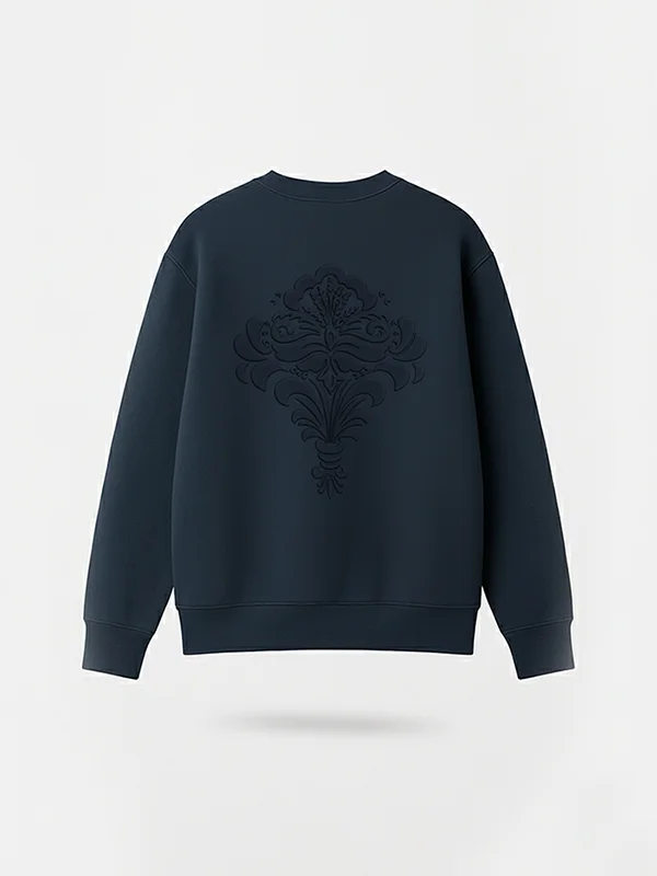 Sudadera azul marino Faaia con damasco valenciano bordado en la espalda.