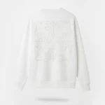 Sudadera blanca oversize marca Faaia con bordado de ornamento valenciano al tono en la espalda.