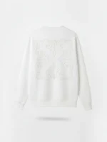 Sudadera blanca oversize marca Faaia con bordado de ornamento valenciano al tono en la espalda.