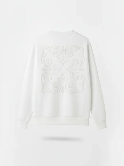 Sudadera blanca oversize marca Faaia con bordado de ornamento valenciano al tono en la espalda.