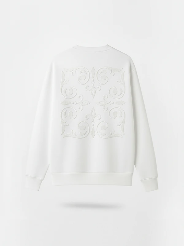 Sudadera blanca oversize marca Faaia con bordado de ornamento valenciano al tono en la espalda.