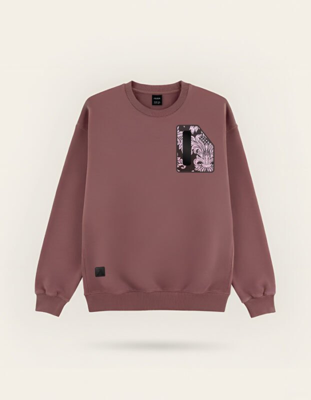 Sudadera color burdeos marca Faaia con tela fallera damasco en el pecho.