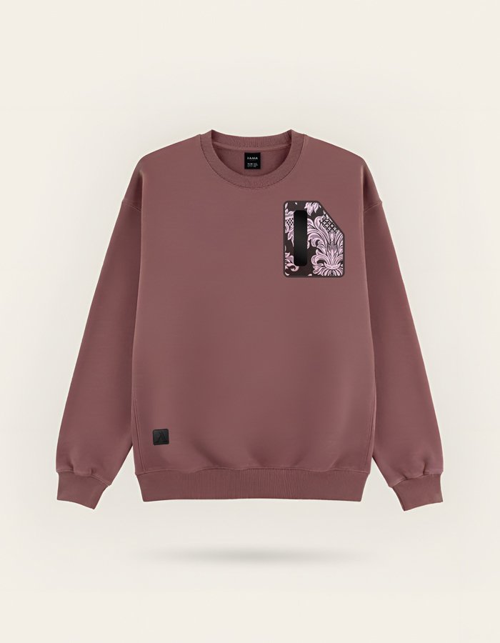 Fragmentos exclusivos de tela fallera en moda de calle Faaia Sudadera color burdeos marca Faaia con tela fallera damasco en el pecho.