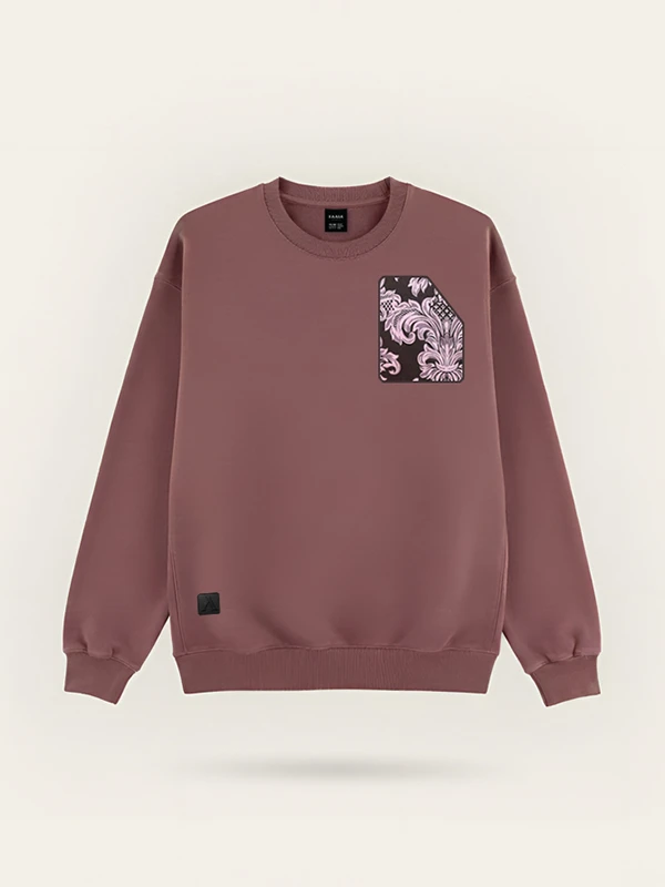 Sudadera color burdeos marca Faaia con tela fallera damasco en el pecho.