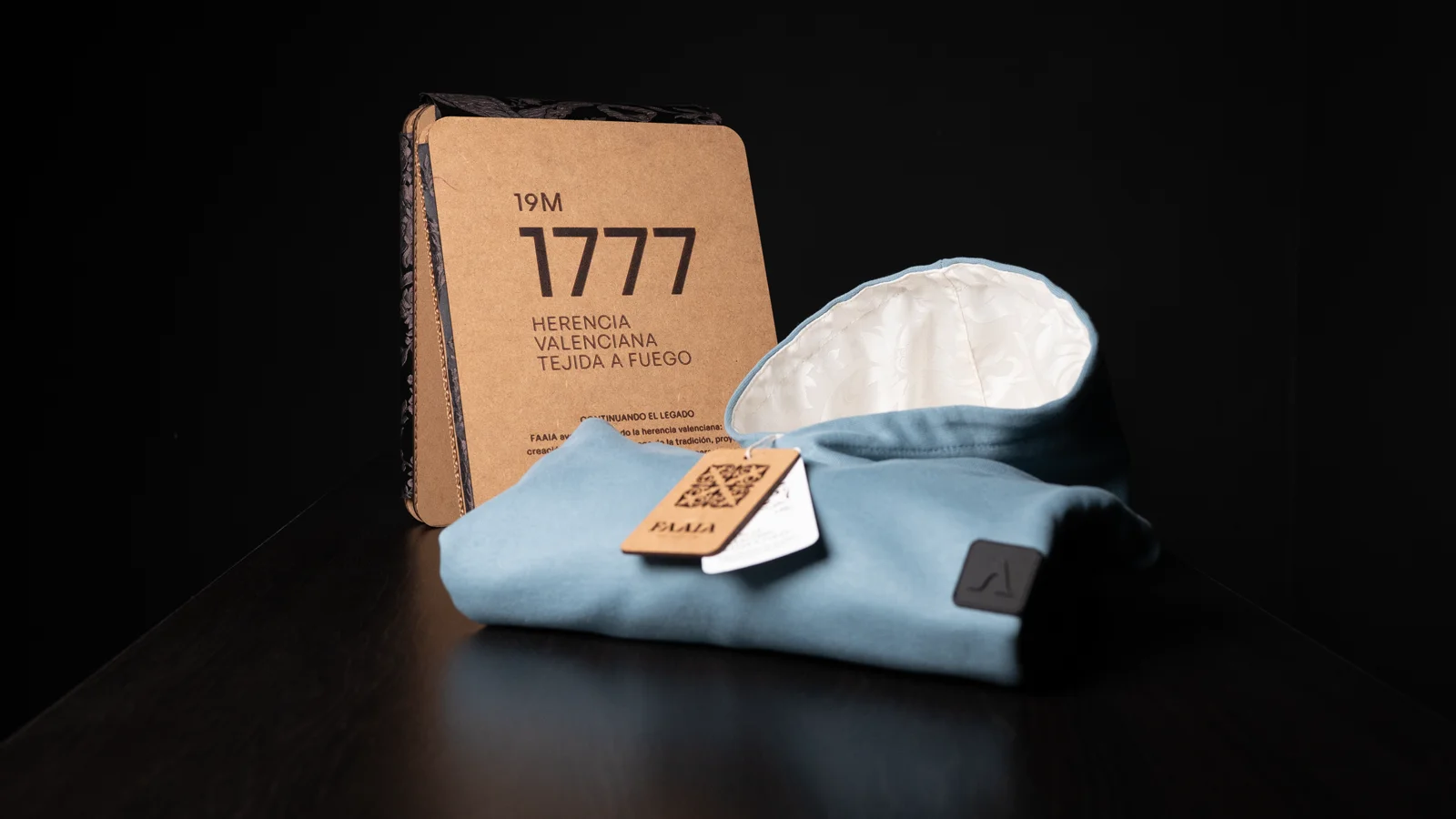 Sudadera de color Citadel con capucha forrada de tela damasco blanco tono sobre tono marca Faaia.