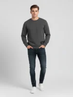 Hombre joven posando con una sudadera gris elegante de la marca Faaia