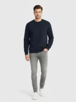 Hombre joven posando con una sudadera azul marino premium marca Faaia