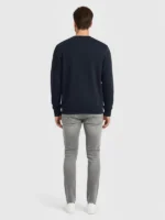 Hombre joven posando de espaldas con una sudadera marca Faaia de color azul marino.