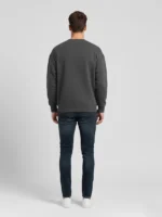 Hombre joven posando de espaldas con una sudadera de color gris marca Faaia