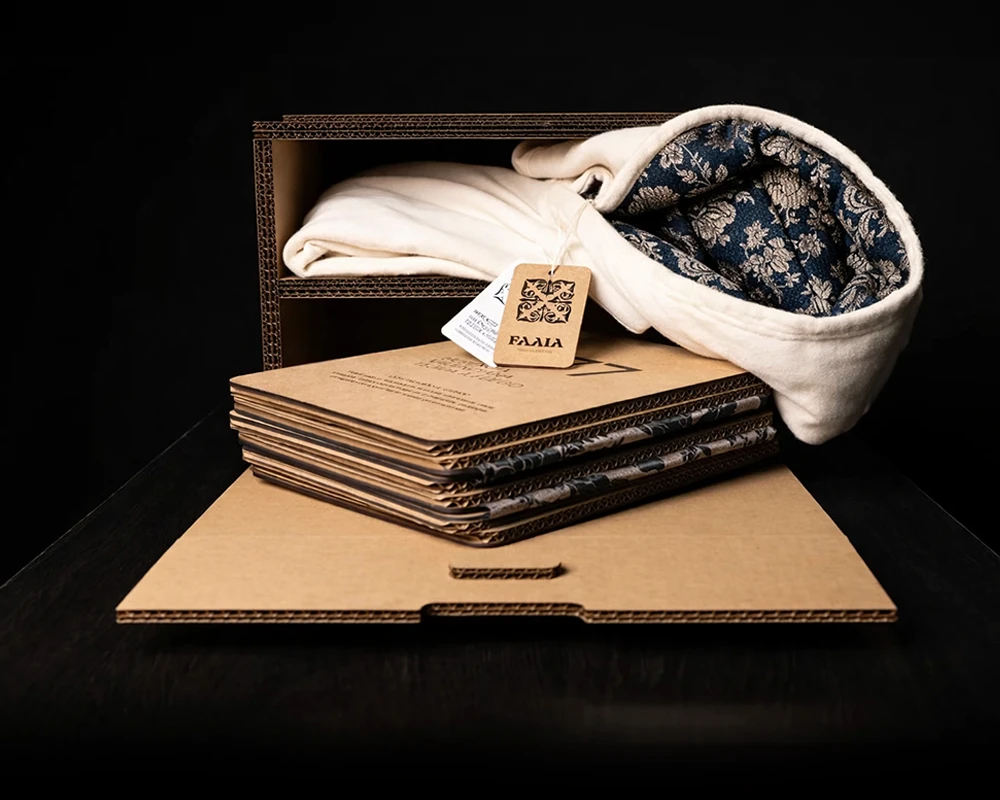 Estuche experiencial Faaia con sudadera blanca con forro de tela brocatel Santa Ana color azul.