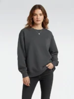 Mujer joven posando con una sudadera de la marca Faaia color gris.