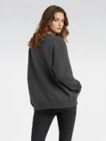 Mujer joven posando de espaldas con una sudadera de color gris marca Faaia