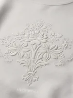 zoom bordado en la espalda de sudadera marca Faaia en blanco tono sobre tono.