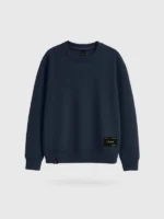 Sudadera azul marino marca Faaia con parche textil en la zona inferior izquierda.