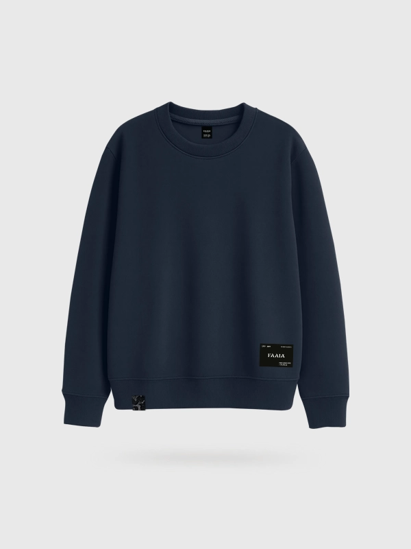 Sudadera azul marino marca Faaia con parche textil en la zona inferior izquierda.