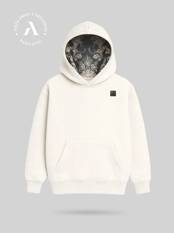 Sudadera marca Faaia blanca en vista frontal con la capucha abierta con un brocatel Santa Ana azul en el interior