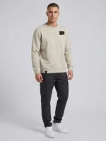 Hombre posando mirando a cámara con sudadera color tierra marca Faaia.