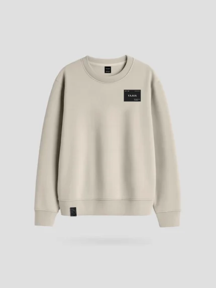 Sudadera color tierra marca Faaia con parche textil con logo de la marca en el pecho.