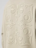 Plano principal del bordado ornamental de una sudadera de color tierra de la marca Faaia.