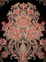 Brocatel color granate con ornamentación floral exclusiva en tonos rosas y dorados.