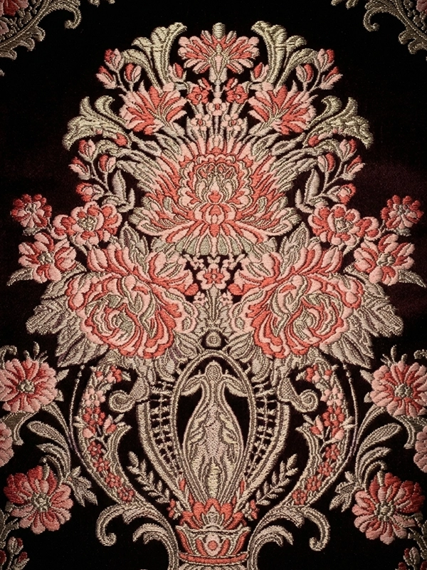 Brocatel color granate con ornamentación floral exclusiva en tonos rosas y dorados.