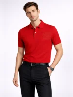 Hombre modelo joven posando con polo pique rojo con bordado en el pecho de la marca Faaia.