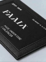 Parche textil con bordes de cuero de la marca Faaia moda sobre una sudadera de color gris claro de la marca Faaia.