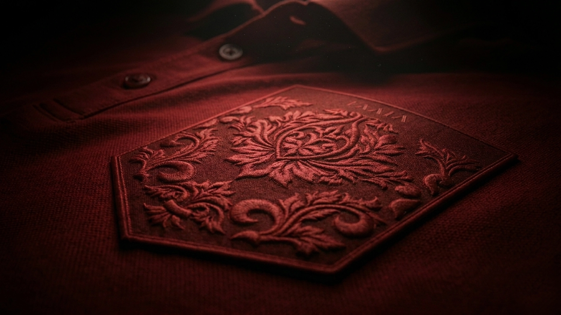 Plano principal de bordado de ornamento damasco en color rojo al tono.