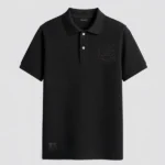Polo piqué negro con bordado ornamental al tono en el pecho marca Faaia.
