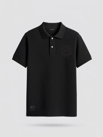 Polo piqué negro con bordado ornamental al tono en el pecho marca Faaia.