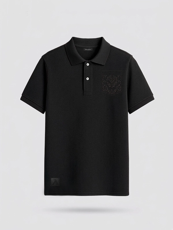Polo piqué negro con bordado ornamental al tono en el pecho marca Faaia.