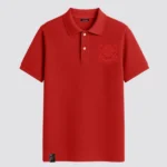 Polo pique color rojo con bordado sofisticado en el pecho de la marca Faaia moda.