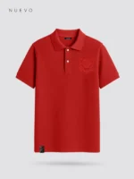 Polo pique color rojo con bordado sofisticado en el pecho de la marca Faaia moda.